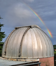 Coupole de l'observatoire OAO sous un arc-en-ciel