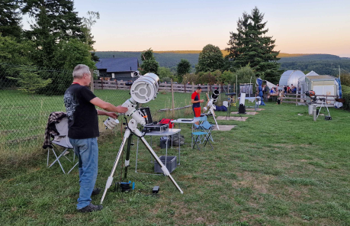 Membres installant leurs télescopes sur le Pré aux Étoiles